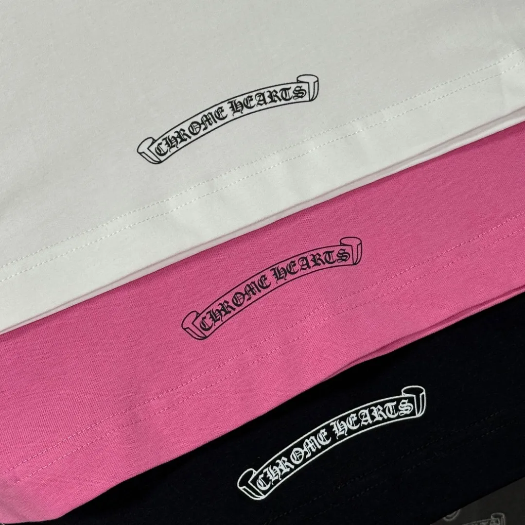 P170 Chrome Hearts Chrome Hearts 25 high version. The fabric is made of 300 grams of high-density cotton. It does not deform or shrink. It has three labels. It is the same style for men and women. Technology: digital printing. Color: white, black, pink. SIZE: S-XL